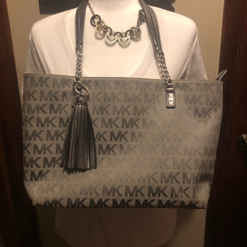 Micheal Kors bag in great condition! Perfect for any occasion. Accepting offers.